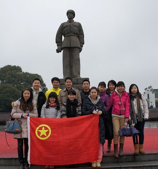 “学雷锋，献爱心”——中国共产主义青年团JN江南·（中国）体育官方网站委员会开展慰问贫困学生助学活动